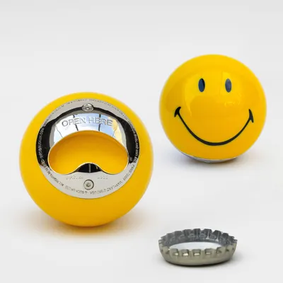 Produktbild von Smiley-Flaschenöffner – Gelbe Billardkugel mit Smiley-Gesicht und Stahleinsatz
