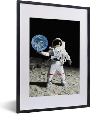 Produktbild von MuchoWow® MuchoWow® Gerahmtes Poster Astronaut - Mond - Erde 30x40 cm - Poster mit zchwarzem Bilderrahmen - Wandposter Schlafzimmer