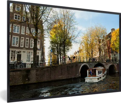 Produktbild von MuchoWow® Gerahmtes Poster Amsterdam - Boot - Wasser 60x40 cm - Poster mit Schwarzem Bilderrahmen Wandposter Rahmen Foto Bilder - Printing - Wanddeko Schlafzimmer