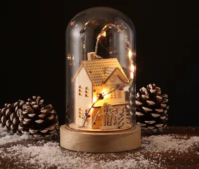 LED Deko Glaskuppel Holzhaus - 10 warmweiße LED - H: 20cm - Batterie - Innen - hellbraun