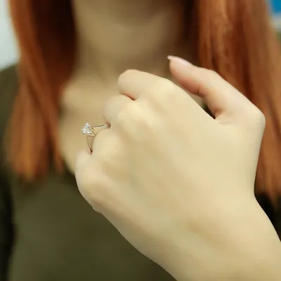 Imagen del producto de Anillo solitario con un diamante de 0,31 quilates, diseño de alta calidad, elaborado en oro blanco de 14 quilates