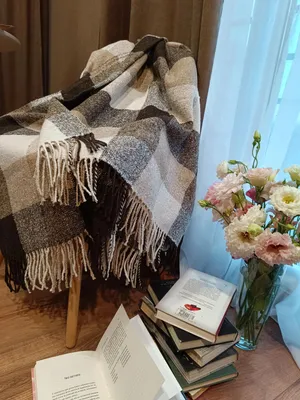 Zdjęcie produktu dla Koc z wełną nowozelandzką FleeCozy 140 x 200 cm, klasyczna krata biała, beżowa, brązowa i szara, 350 g/m², miękki pled z frędzlami na sofę i łóżko