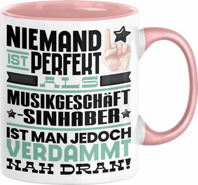 Produktbild von Musikgeschäftsinhaber Geschenk Tasse Lustige Geschenkidee für Musikgeschäftsinhaber Geburtstag Kaffee-Becher Niemand Ist Perfekt Aber Als Musikgeschäftsinhaber Ist Man Nah Dran (Rosa)