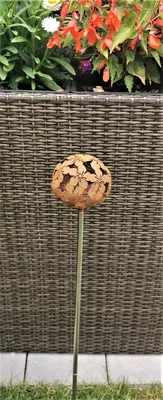 Produktbild von Rosenkugel Flower 10 cm aus Cortenstahl mit Stab 80 cm