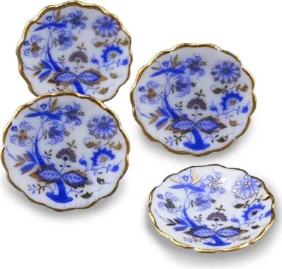 Zdjęcie produktu dla Cztery talerze obiadowe „Zwiebel Gold” w wersji miniaturowej z złotym brzegiem
