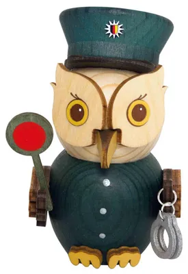 Eine niedliche Miniatur-Eule aus Holz trägt eine Polizeiuniform mit grüner Mütze und hält in einer Hand eine rote Kelle während in der anderen Hand Handschellen baumeln
