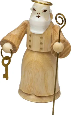 Zu sehen ist eine hölzerne Figur mit weißem Bart und Heiligenschein die einen goldenen Schlüssel in der rechten Hand und einen Stab in der linken Hand hält und in einem langen Gewand gekleidet ist