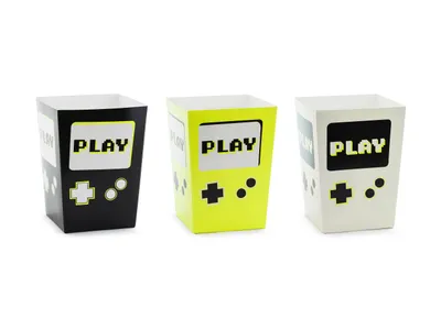 Zdjęcie produktu dla Kolorowe pudełka na popcorn Play - idealne na imprezy! 7x7x12 cm, zestaw 6 sztuk w różnych wzorach. Stwórz wyjątkową atmosferę przy filmowym wieczorze!