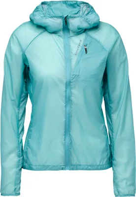 W Distance Wind Shell Softshelljacke von Black Diamond in hellblau mit Kapuze.