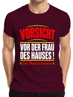 Productafbeelding van Let op: Dit is een heren T-shirt met de tekst "De hond is een statement", met een sarcastische ondertoon. Kleur: bordeauxrood. Maat: L