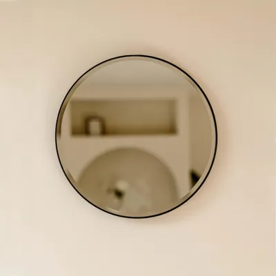 Produktbild von Indore Home - Runder Wandspiegel Schwarz - Spiegel mit Facettenrand - 40 cm