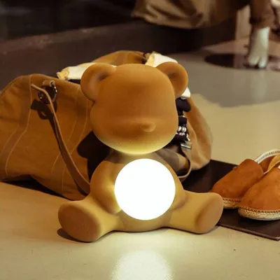 Produktbild von Qeeboo Teddy Girl Velvet Akku Tischleuchte