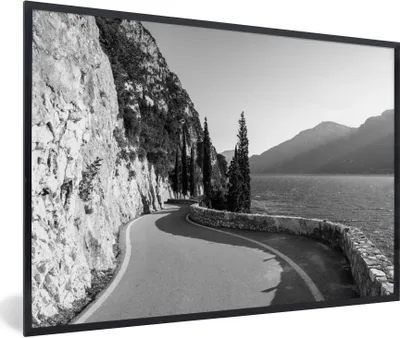 Produktbild von MuchoWow® Gerahmtes Poster Die ikonische Bergstraße neben dem Gardasee - schwarz und weiß 60x40 cm - Poster mit Schwarzem Bilderrahmen Wandposter Rahmen Foto Bilder - Printing - Wanddeko Schlafzimmer