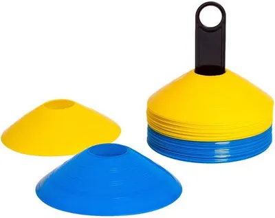 Productafbeelding van Unyqoos® set van 40 flexibele trainingshoedjes – 20 blauw en 20 geel, robuuste en weerbestendige markeerhoedjes met transportstandaard, geschikt voor voetbal-, paardrij- en hondentraining