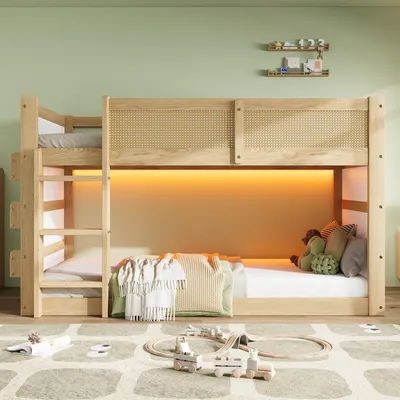 Zdjęcie produktu dla Łóżko piętrowe Merax 90 x 200 cm z trzystopniowymi schodkami, łóżeczko dziecięce z półką i oświetleniem LED, barierka dookoła, łóżko piętrowe z MDF w kolorze sosny i rattanu, naturalne