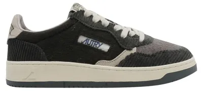 Productafbeelding van Koop de Autry Medalist Low Wit Zwart bij Kicksshop. Deze stijlvolle herensneaker heeft een retro tennisdesign en een comfortabele pasvorm.