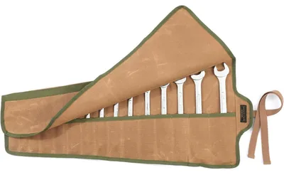 Immagine prodotto di Borsa attrezzi con 15 tasche, realizzata in tela cerata color kaki, dimensioni 67,5 x 31,5 cm