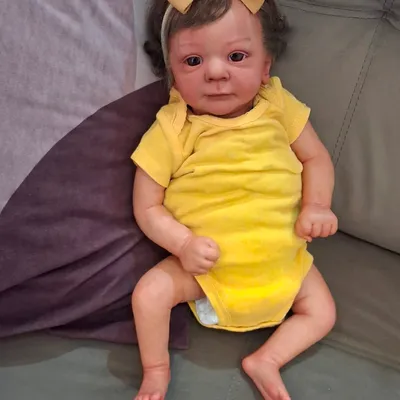 Immagine prodotto di corpo rinato in cotone lungo 45 cm, dormiente, con capelli castani radicati a mano