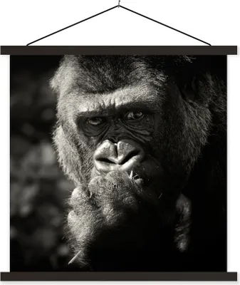 Produktbild von MuchoWow® Textilposter Gorilla auf schwarzem Hintergrund in Schwarz und Weiß 120x120 cm mit schwarzem Rahmen - Aufhängungsset