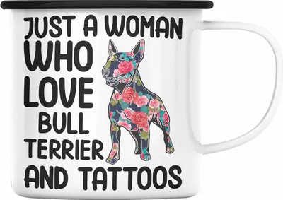Produktbild von Trendation - Bullterrier Besitzerin Geschenk Emaille Tasse Bullterrier Tattoo Frauen Geschenk Just A Woman Who Loves Bull Terrier and Tattoos (Schwarz)