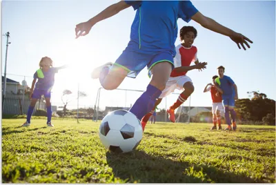 Produktbild von MuchoWow® Poster Junge spielt Fußball 60x40 cm - Schlafzimmerdekoration