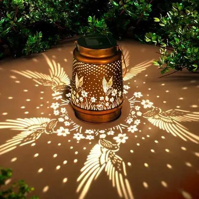 Produktbild von Geschenke für Frauen, Mama, Oma – Kolibri Solarlampen für Außen, Wasserdichte Garten Deko, Hängende LED Metall Laterne für Terrasse, Hof, Rasen, Vorgarten, Veranda – Gartengeschenke