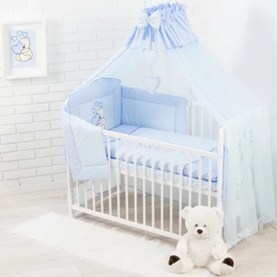 Produktbild von Babybettwäsche Komplettset 10 Teilig ohne Bett für Bettchen in Größe 70x140 aus 100% Baumwolle bestickt mit einem Teddybär mit Herz inkl. Moskitonetz Blau