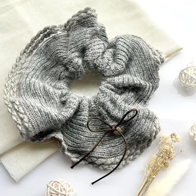 Produktbild von Maschenstoff-Haargummi – minimalistischer Stil in edlem Grau