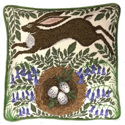 Produktbild von Bothy Threads Gobelin-Stickkissen Set "Frühlingshase", 35,5x35,5cm, TAP1, Stickbild vorbedruckt