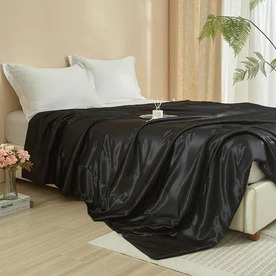 Obrázek produktu pro Unyqoos® oboustranná saténová deka s plyšovou výplní ve tvaru kožešiny králíka a vrstvou fleecu, černá, 150 x 200 cm – vhodná na pohovku i do postele
