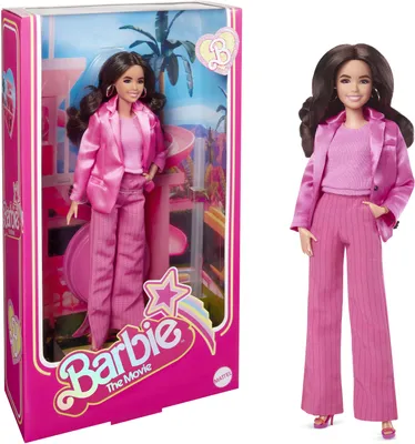 Produktbild von Barbie-Sammelpuppe zum Spielfilm, Gloria in dreiteiligem pinken Hosenanzug mit Riemchen-Absatzschuhen und goldenen Ohrringen
