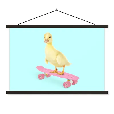 Produktbild von MuchoWow® Textilposter Ente - Küken - Skateboard - Blau - Rosa 150x100 cm mit schwarzem Rahmen - Schlafzimmer