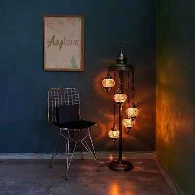 Produktbild von Handgefertigte türkische Stehlampe mit 5 Glaskugeln – orientalische Bodenlampe im Mosaikdesign – braun