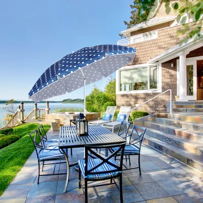 Produktbild von Sekey Sonnenschirm Rund Ø 160 cm Terrassen Gartenschirm Strandschirm mit kurbel & Schutzhülle Neigungswinkel und Höhe verstellbar, Blau-weiß gepunktet