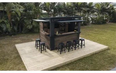 Produktbild von Keter Bar Shed, Marktstand Signature Ashwood, Gartenbar inkl. Theke, Glasaufhänger-Set, Regalset, TV Befestigung 279 x 2