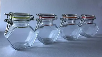 Produktbild von 4 einfache eckige Gewürzgläser 100 ml / Glasdosen mit Bügelverschluss
