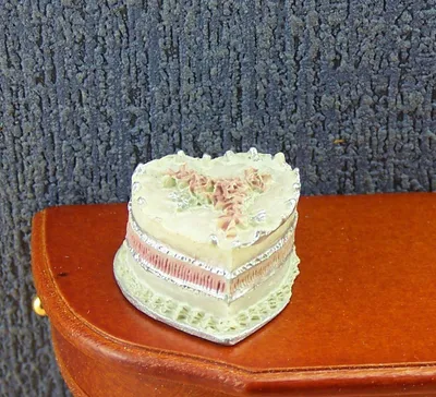 Produktbild von Miniatur Hochzeitstorte aus Polyresin, von Créal. Für 1:12 Puppenhaus. 2,7x1,5cm