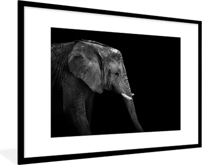 Produktbild von MuchoWow® Gerahmtes Poster Elefant - Schwarz und weiß - Porträt - Tiere 90x60 cm - Poster mit Schwarzem Bilderrahmen Wandposter Rahmen Foto Bilder - Wanddekoration - Fotos