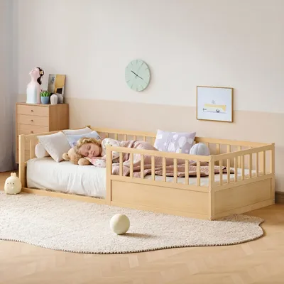 Zdjęcie produktu dla Łóżeczko dziecięce typu „na podłodze” 90 x 200 cm, wykonane z litego drewna, łóżko w stylu Montessori z zabezpieczeniem przed wypadnięciem i stelażem z listew, z naturalnego drewna sosnowego, solidna konstrukcja, nośność do 200 kg