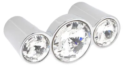 Productafbeelding van Knop voor meubels, gemaakt van zinklegering en kristal. Afstand tussen de boorgaten: 32 mm. Afwerking: gepolijst chroom. Set van 6 stuks