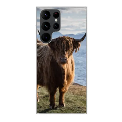 Produktbild von MuchoWow® Handyhülle Schutzhülle Hülle für Samsung Galaxy S22 Ultra Schottische Highlander - Bergen - Meer Silikon Softcase Handy Hülle - Abbildung