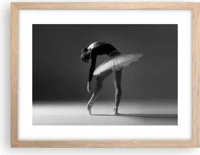 Produktbild von Gerahmtes Poster - Rahmen in heller Eiche - Ballerina Figur Schwarz und Weiß - 40x30 cm - Wand Bild - Wanddeko - Wandbilder - Kunstposter - Wandposter - Bilderrahmen - Bilder - P2NAA40x30-4400
