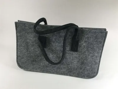 Produktbild von Tasche für Kaminholz aus hellgrauem Filz mit dunkelgrauem Henkel 48x28x25cm