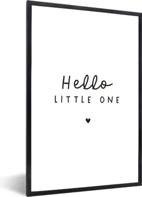 Produktbild von MuchoWow® Gerahmtes Poster Zitate - Hallo Kleines - Baby - Sprichwörter - Kinder 60x90 cm - Poster mit Schwarzem Bilderrahmen Wandposter Rahmen Foto Bilder - Kunst
