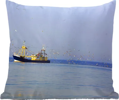 Produktbild von MuchoWow® Zierkissen Sofakissen Wohnzimmer Dekokissen 50x50 cm Nordsee - Fischerboot - Vogel - Komfort - Sofakissen