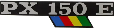 Obrázek produktu pro RMS Emblem PX 150 E, rozměry 135x33 mm, rozteč otvorů 105 mm, kompatibilní s modelem Vespa PX 80