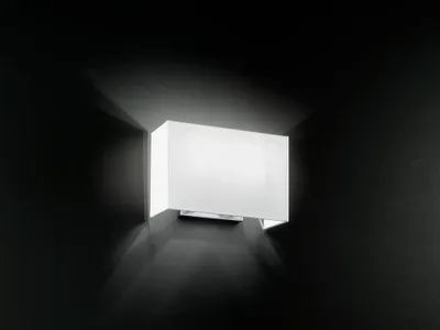 Immagine prodotto di Applique da parete in metallo cromo spazzolato con doppio attacco E27 e paralume in tessuto bianco, ideale per illuminazione d'interni - Perenz