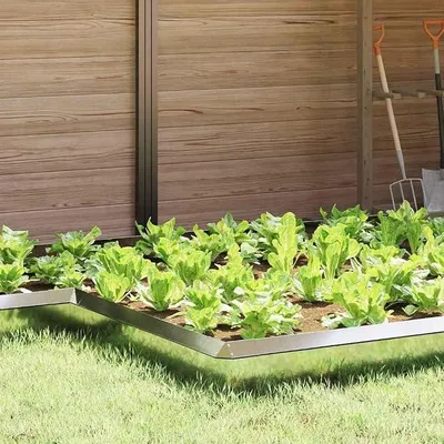 Imagen del producto de Borde de jardín "Schneckenzaun" plateado, de 13,5 x 13,5 x 25 cm, fabricado en acero galvanizado, ideal para jardines, terrazas, macetas elevadas, bordes de césped y delimitación de parterres. Es un borde de jardín resistente a la intemperie, perfecto para exteriores