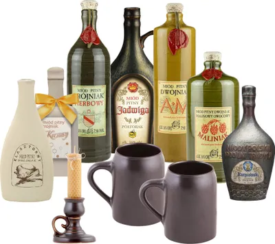 Produktbild von Setz von 7 Mets mit Keramikkrügen und Leuchter (Honigwein Półtorak-Eineinhalber/ 4x Dwójniak-Halber / 2x Trójniak-Drittel) | 4500ml | 13-16% Alkohol Metwein | Polnische Produktion