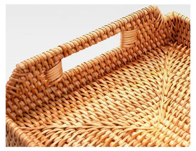 Produktbild von Rechteckiges Rattan-Serviertablett, Handgewebtes Tablett mit Griffen, Wicker Servierkorb, Dekoratives Tablett für Küche und Wohnzimmer (43 x 29 x 4,5 cm)